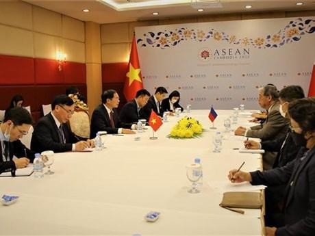 越南外交部长裴青山会见了菲律宾外交部长恩里克·马纳洛。
