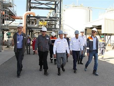 越南石油集团董事长黄国旺走访阿尔及利亚Bir Seba油田开发联营合作项目处理厂。（图片来源：越通社）