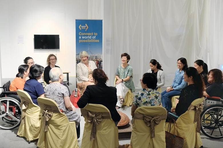 澳大利亚妇女和女童大使克里斯汀·克拉克(白色开衫) 和在澳老留学生工商性别平等问题。（图片来源：澳大利亚驻越大使馆）