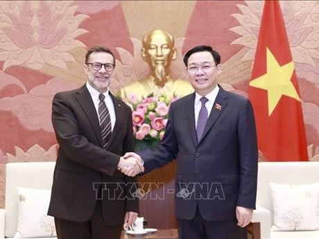 越南国会主席王廷惠会见澳大利亚新任驻越南大使安德鲁·戈莱辛斯基。