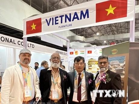 南驻印度大使馆商务参赞裴忠商（右二）同印度国际家具博览会组委会和印度木材协会代表合影。