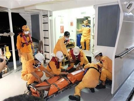 两名在海上发生劳动事故的外国货轮船员被送往芽庄接受治疗。
