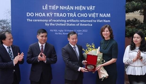 国家历史博物馆、国际合作局、文化体育与旅游部代表同美国驻越大使馆文化信息参赞合影。