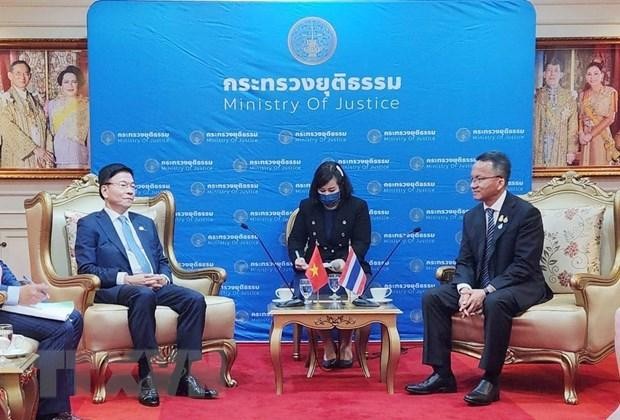 越南司法部部长黎成龙与泰国司法部部长颂萨举行会谈。