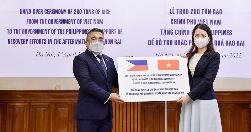 越南为菲律宾克服灾后遗留后果提供援助。（图片来源：外交部）
