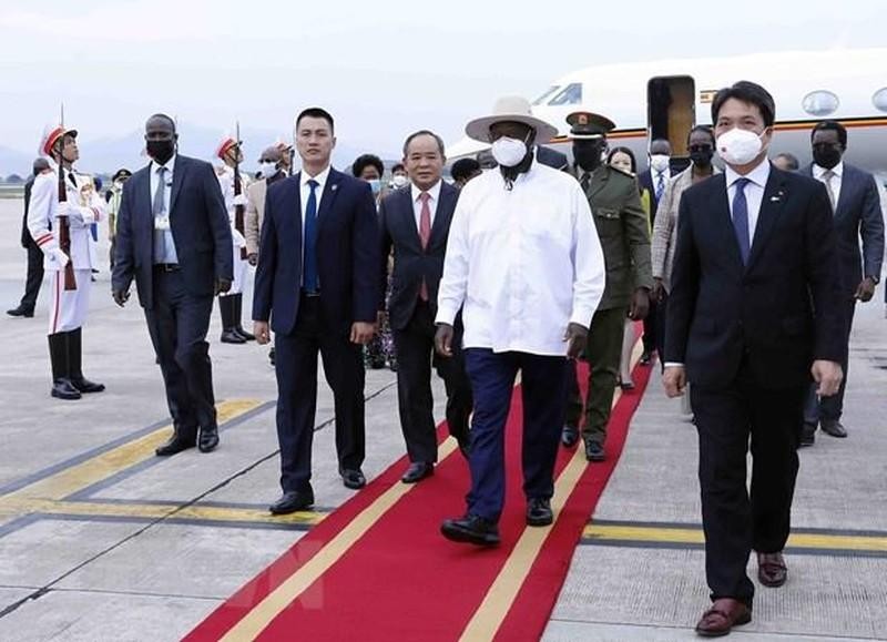 越南代表在内排国际机场欢迎乌干达共和国总统约韦里·卡古塔·穆塞韦尼正式访越。