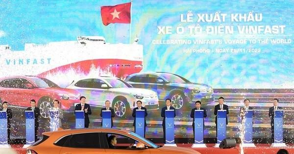 政府总理范明正出席Vinfast首批电动汽车出口美国启动仪式。