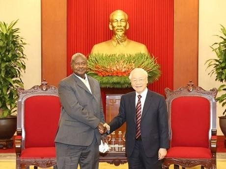 越共中央总书记阮富仲会见乌干达总统约韦里·卡古塔·穆塞韦尼。