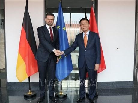越南司法部长黎成龙和德国联邦司法部长马可·布施曼。