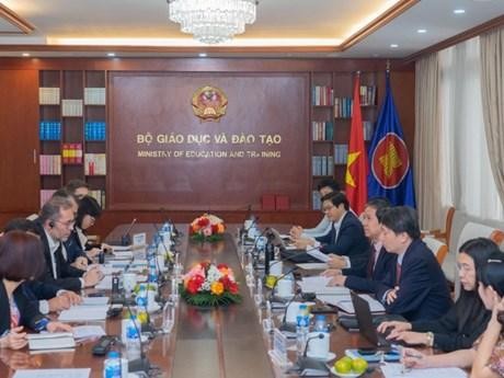 越南教育培训部部长阮金山与世行代表举行了工作会谈。