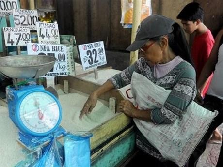 人们在菲律宾马尼拉一家粮店购买大米。