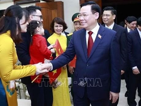 越南国会主席王廷惠与大使馆工作人员亲切握手。