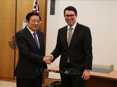 越共中央内政部部长潘廷镯与澳大利亚工党议员、部长、总理顾问Patrick Gorman。