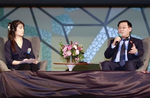 国会主席王廷惠在墨尔本皇家墨尔本理工大学澳大利亚-越南政策研究所发表题为“加强致力于和平、稳定、合作与发展的越澳战略伙伴关系”的讲话。