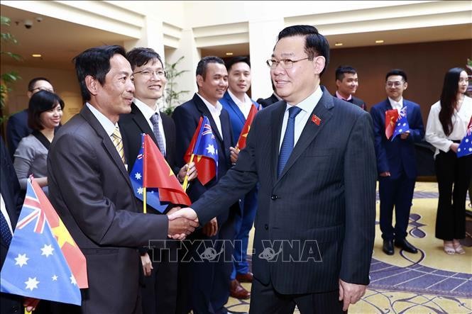 越南国会主席王廷惠与在澳越南人社群代表会面。 