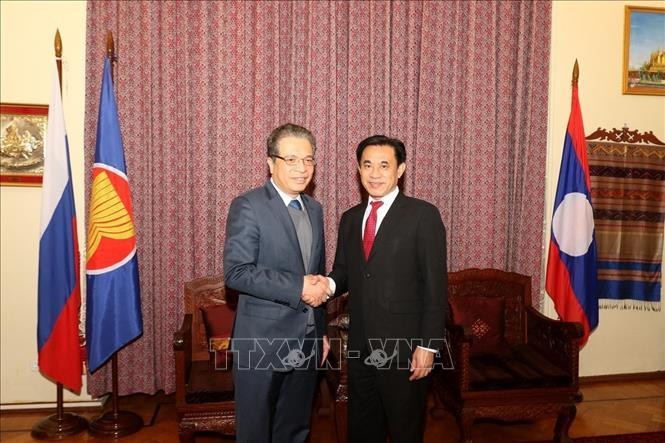 越南驻俄罗斯大使邓明魁和老挝副大使旺维莱·提帕朗西。 