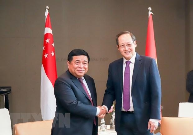 越南计划与投资部部长阮志勇与新加坡人力资源部长兼贸工部第二部长陈思棱举行会谈。