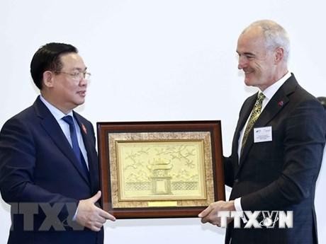 越南国会主席王廷惠会见皇家墨尔本理工大学主席兼副校长亚历克·卡梅伦。
