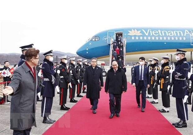 越南国家主席阮春福和越南高级代表团乘坐的专机抵达韩国首都首尔军用机场。