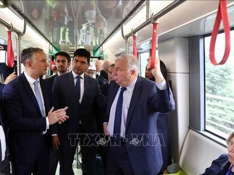 法国参议院议长走访河内城铁项目呠-河内火车站路段。（图片来源：越通社）