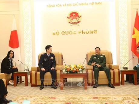 越南国防部副部长阮新疆上将会见日本防卫省统合幕僚副长铃木康彦。（图片来源：越通社）