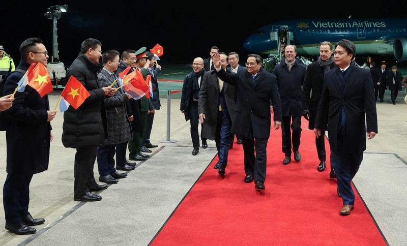 越南政府总理范明正率越南高级代表团抵达芬德尔国际机场，开始对卢森堡大公国进行正式访问。