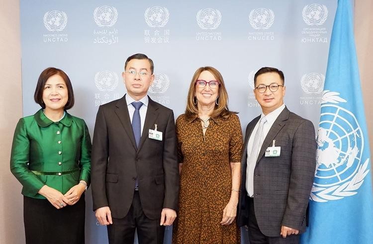 越南国家审计署代表与联合国贸发会议秘书长Rebeca Grynspan。（图片来源：越通社）