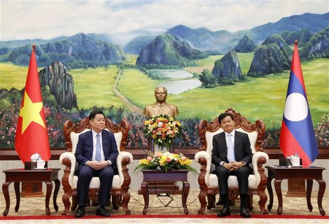 老挝人民革命党中央委员会总书记、国家主席通伦·西苏里（右）与越共中央书记处书记、中央宣教部部长阮重义。