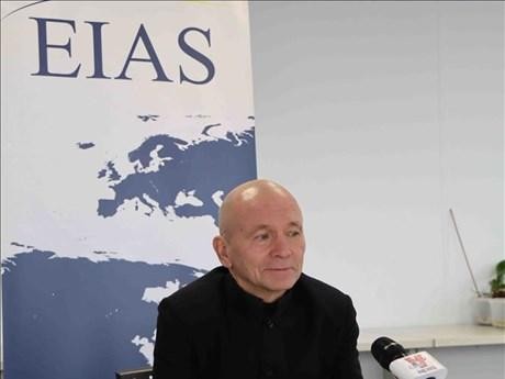 欧洲亚洲研究院主任阿克塞尔·戈塔尔斯接受越通社记者的采访。（图片来源：越通社）