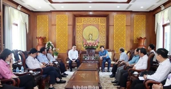 《人民报》社总编辑黎国明与隆安省委领导举行工作会议。