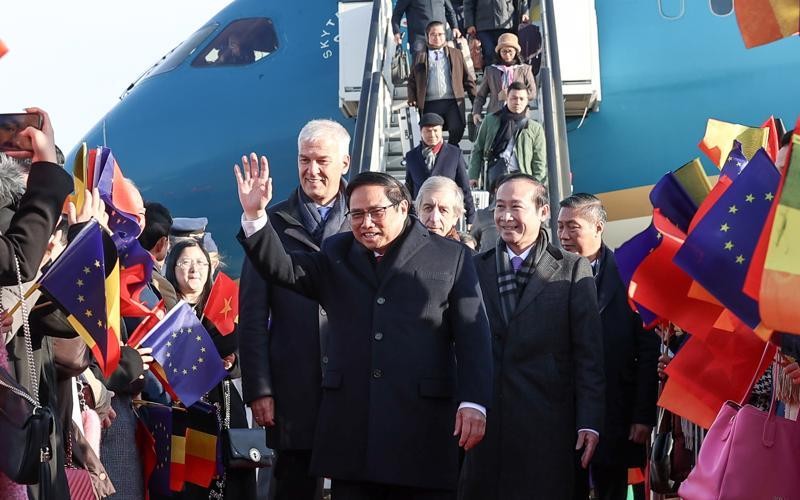 越南政府总理范明正圆满结束欧洲之行回到河内。（图片来源：VGP）