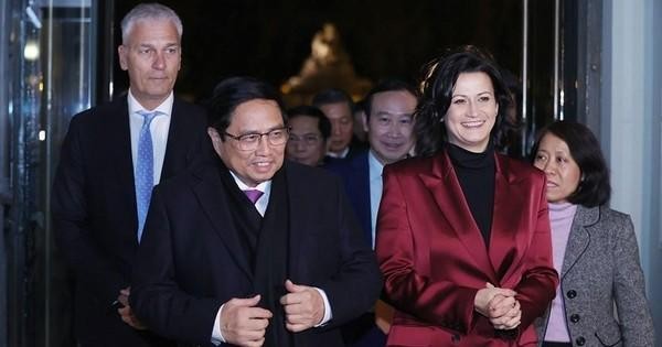 越南政府总理范明正会见比利时参议长斯蒂芬妮·德奥斯。（图片来源：越通社）