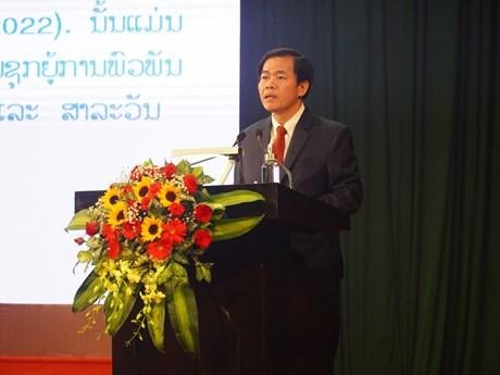 承天顺化省人民委员会主席阮文方发表讲话。