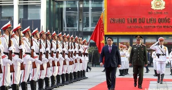 范明正总理检阅人民公安仪仗队。（陈海 摄）