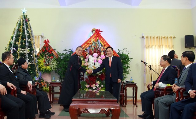 政府常务副总理范平明向南定省裴珠教区致以圣诞节与新年的祝福。（图片来源：VGP）
