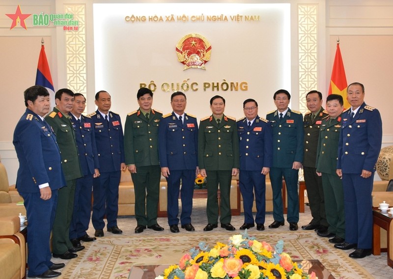 阮新疆上将与Khamlek Sengphachan少将及双方代表合影。（图片来源：人民军队报）