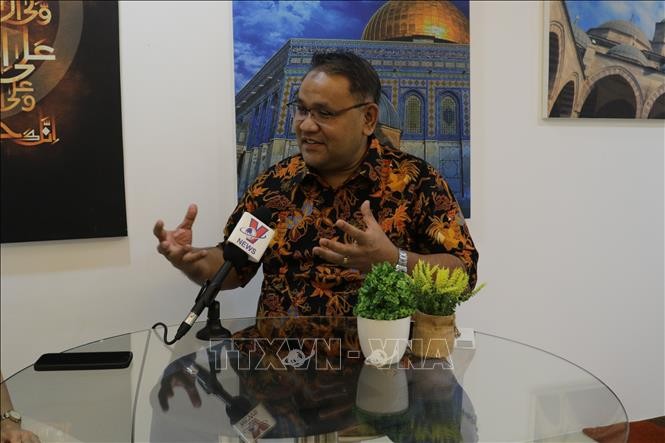 印度尼西亚《独立报》主编德固·桑托萨接受越通社驻雅加达记者的采访。