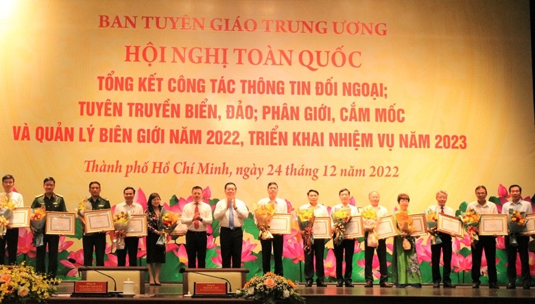 越共中央宣教部领导向2022年在关于海洋岛屿、勘界立碑和边界管理等信息的对外宣传工作方面取得突出成绩的集体和个人颁发了奖状。