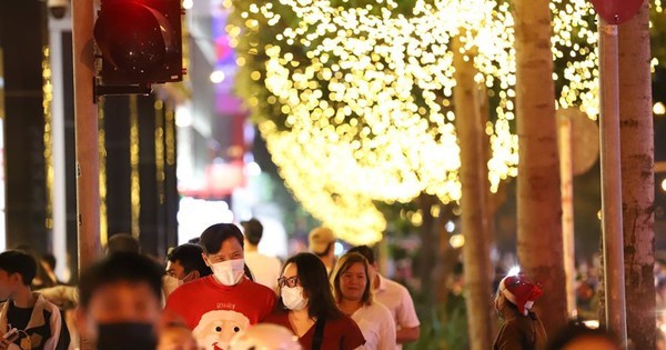 胡志明市市民喜迎圣诞佳节。
