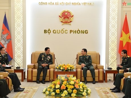 越南国防部部长潘文江大将会见柬埔寨退伍军人协会秘书长官金大将。