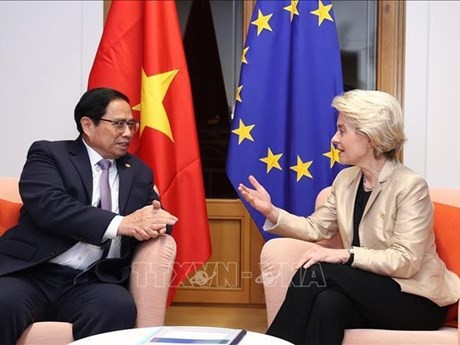 越南政府总理范明正会见欧盟委员会主席乌尔苏拉·冯德莱恩。（图片来源：越通社）