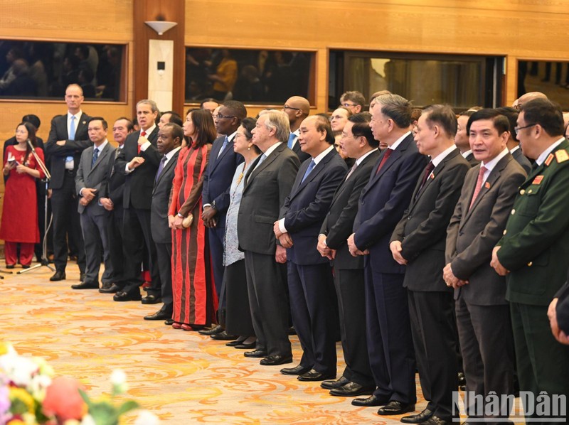 越南国家主席阮春福、联合国秘书长安东尼奥·古特雷斯和各位代表出席东盟成立55周年纪念典礼。（维玲 摄）