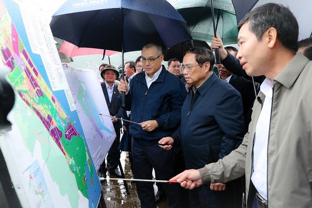 政府总理范明正对富安省部分重点工程进行实地检查。（图片来源：VGP）
