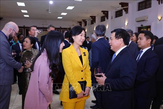 阮春胜院长与各国驻越大使亲切交流。（图片来源：越通社）