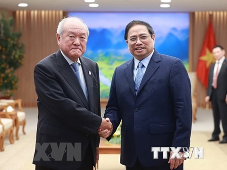 越南政府总理范明政会见日本财务大臣铃木俊一。（图片来源：越通社）