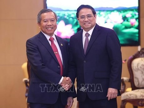 越南政府总理范明正与老越友好协会主席波万坎•翁达拉。