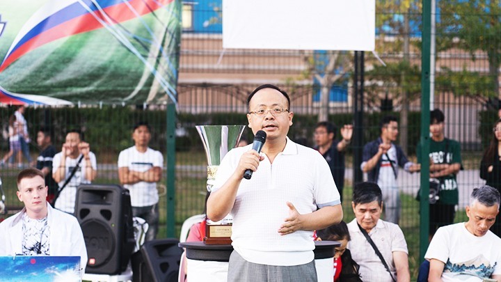 杜春黄先生在2022年旅居俄罗斯越南人足球比赛闭幕式上发表讲话。