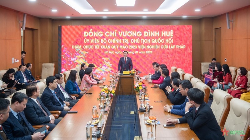 越南国会主席王廷惠发表讲话。