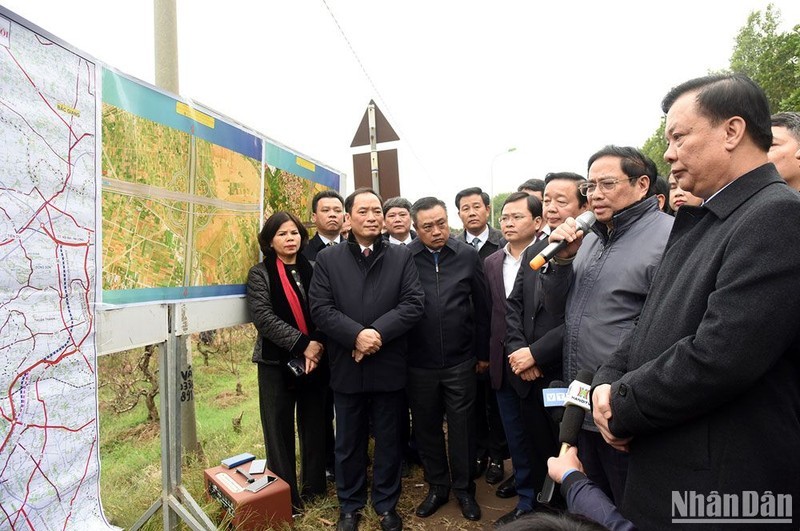 越南总理范明正视察河内首都四环路建设项目。
