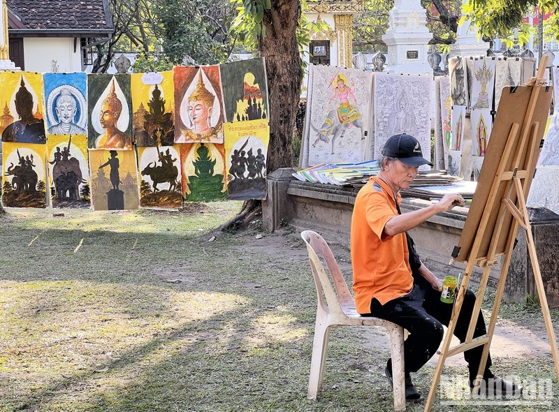 老挝首都万象一处旅游景点的画家。